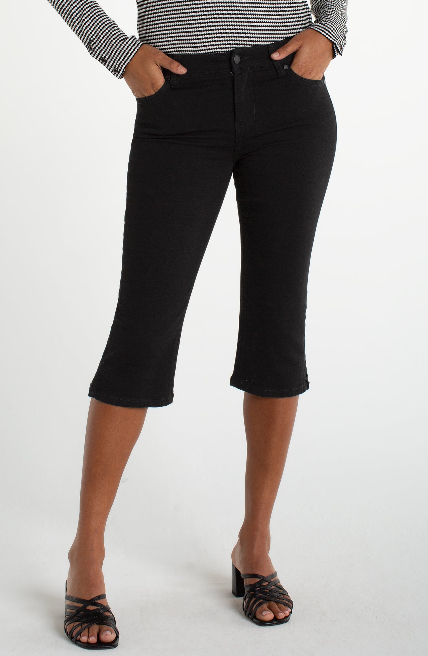 Liverpool Capri w/ Slit (17" inseam) (Black Rinse)