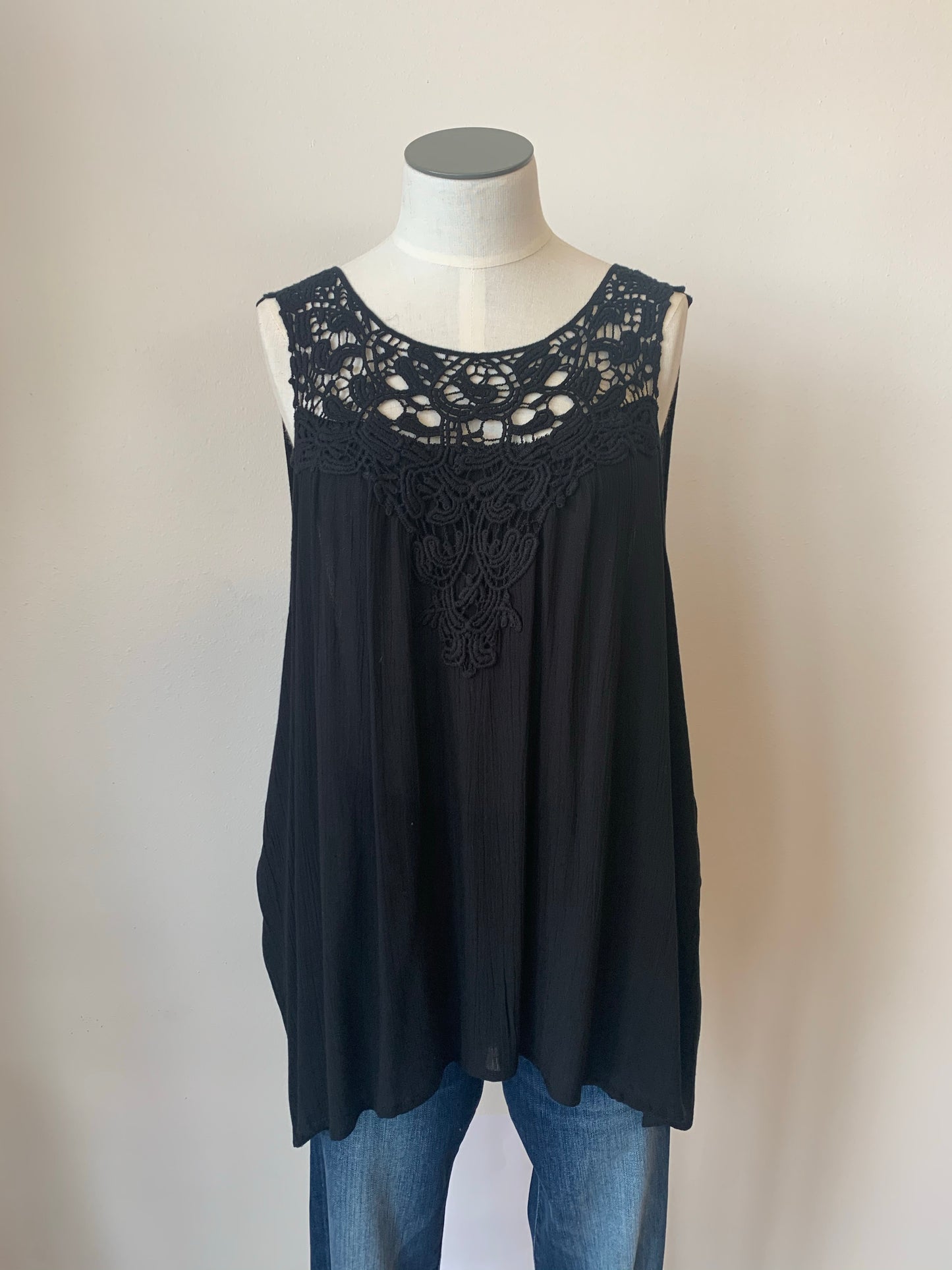 Solid crochet lace trimmed sleeveless top
